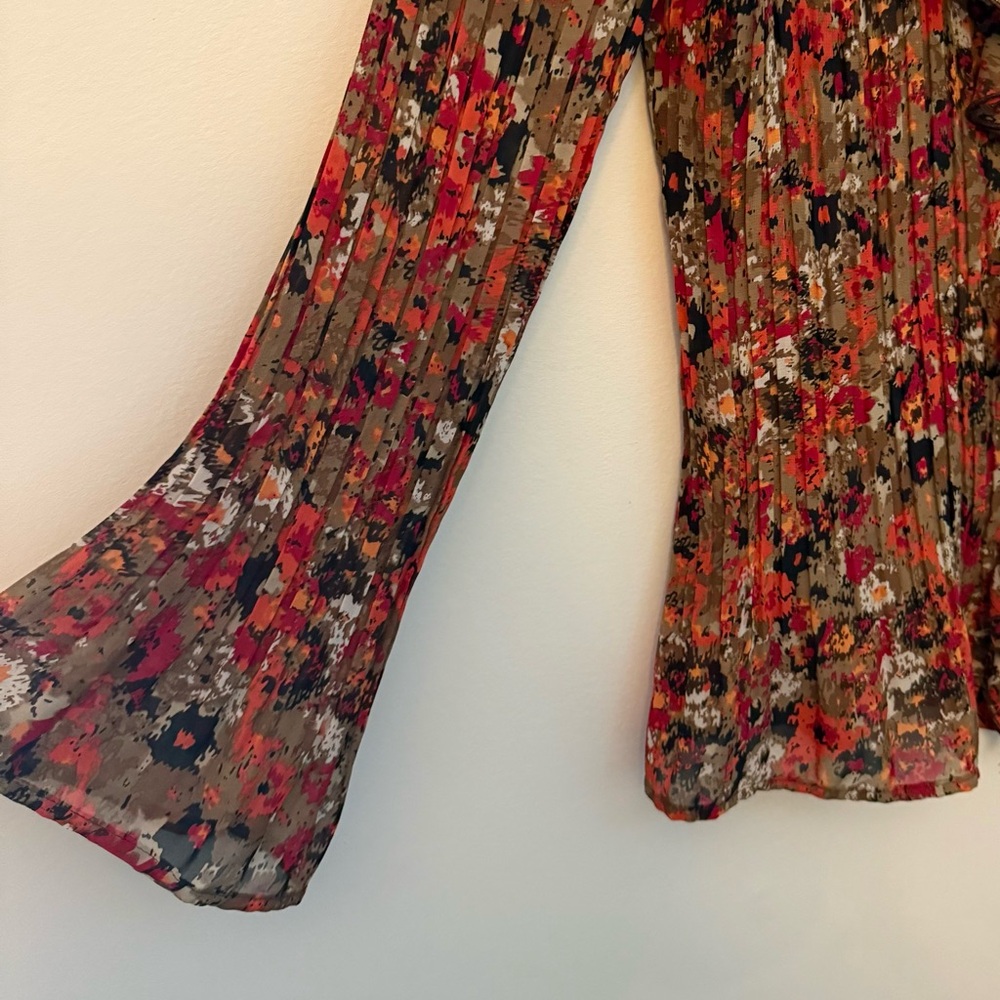 Floral Ruffle Button-Front Blouse - Picture 6 of 7
